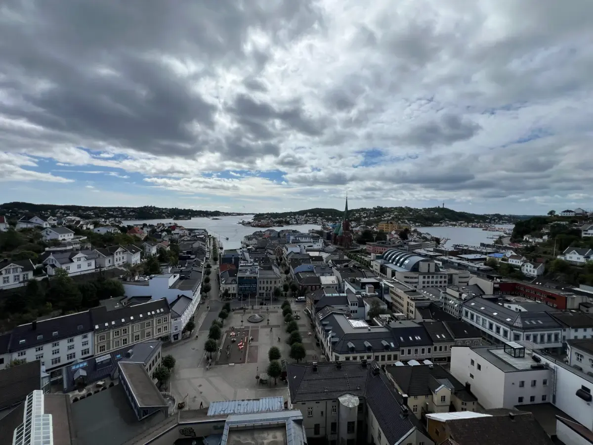 Arendal: Impulsiv miniferie med Dronningen og gode venner